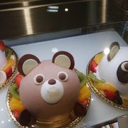 生のケーキのホールは動物の形もあります