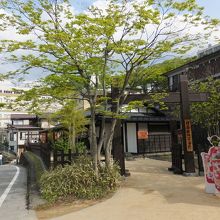 出口から入口方を望む。このような狭い土地です。