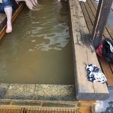 お湯。黄金色です。