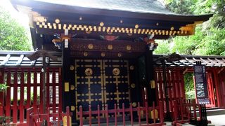 杉木立の長い階段を登っていくと瑞鳳殿です。大きな建物ではないけれど、黒を基調にした色彩鮮やかな廟屋です