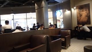 お買い物に疲れたら、ここで一息。