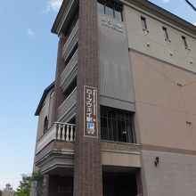 ５階建てです。ロープウェイの駅に同居です。