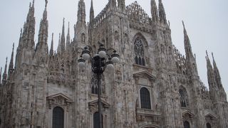 ミラノのシンボルにもなっている荘厳なゴシック建築の大聖堂です。