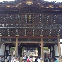 新勝寺で最初に出迎えてくれる門