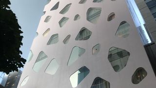 高層階には雰囲気のよいレストランも入っています