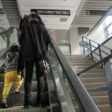 エスカレーターで4階の乗り場までまっしぐら♪混雑時は大変そう