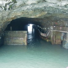 坑道入り口から奥を望む