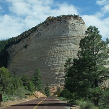 名前の通り、岩肌に碁盤の目状の亀裂が入っているのが印象的。