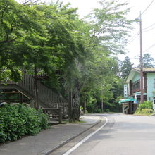 茶店が並ぶ謙信平
