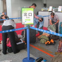 カウンター脇で荷物整理