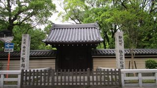 聖福寺 勅使門 　　通常は締め切られています