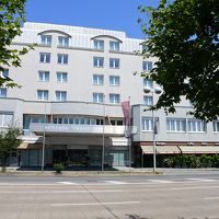 ちょっと古めかしい感じ。道路のこちら側は中央駅。