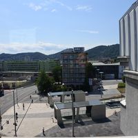 正面にトラム乗り場に降りる入口あり