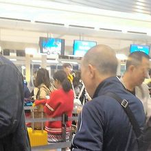 チェックインカウンター