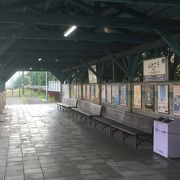 駅舎は小さいがホームは貫禄ある光景