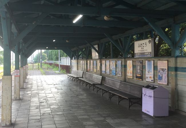 駅舎は小さいがホームは貫禄ある光景