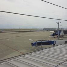 夏のデッキは暑くて、フライトも閑散