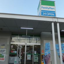 コンビニもあります。