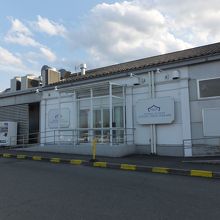 裏側（駐車場側）からの入口もあります。