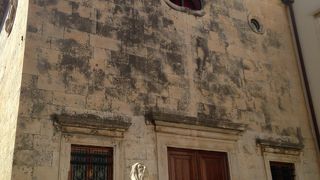 めだたない建物