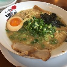 店の看板の津津ラーメン
