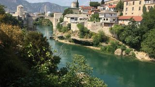 遠くから静かに眺める橋はとても美しい