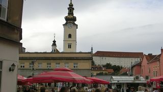 青果市場の後ろに聳える鐘楼