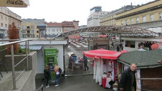 大きな露店市場ではないが花市場も併設していた