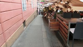 細い通りですがカフェやレストランがありました