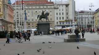 広い広場の観光の中心にツアーの最後に来ました