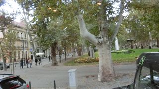 ザグレブ中央駅から旧市街に行く途中にある木の多い公園