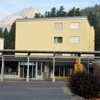 道の向こうにはキオスクがあります。