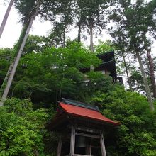 崖にすいつくような立地です。