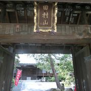 ミニホールもある現代的な寺