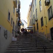 階段の狭い通り
