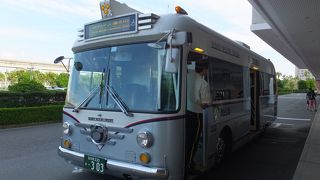 ミッキーのバス。駅からホテルはそうとは限らないようです。