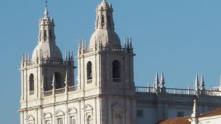 2本の鐘楼がたつ白い教会