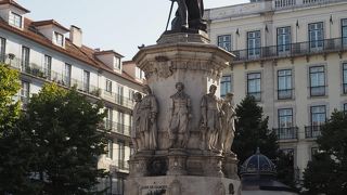 カモンイス広場の銅像