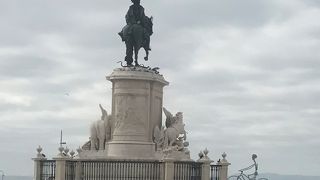 コメルシオ広場の銅像