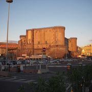 シチリア島からナポリまでフェリーを利用しましたが、入港時にナポリの港のそばにあるヌオーヴォ城が良く見えました。