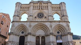 クエンカ旧市街の中心マヨール広場に面してます。