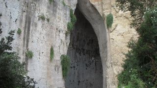 シラクーザの帝王ディオニュシオスが牢獄として使ったことから名付けられた洞窟です。