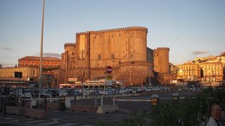シチリア島からナポリまでフェリーを利用しましたが、入港時にナポリの港のそばにあるヌオーヴォ城が良く見えました。