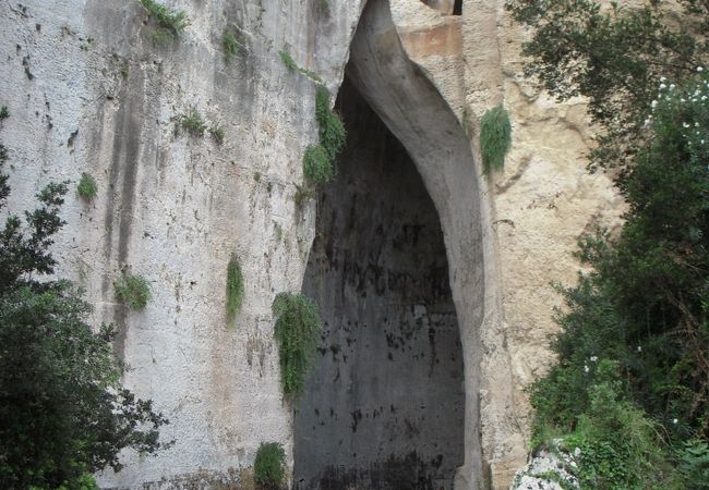 シラクーザの帝王ディオニュシオスが牢獄として使ったことから名付けられた洞窟です。