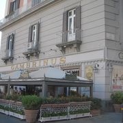 １８９０年創業のナポリで一番有名なカフェで、香り高いエスプレッソとジェラートを味わいました。