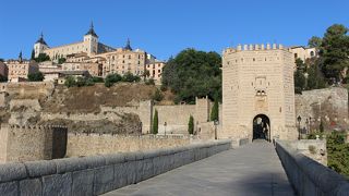 ここから見るトレドの街は圧巻。