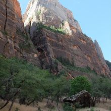 ほぼ垂直の岩壁を持つグレート・ホワイト・スローン。