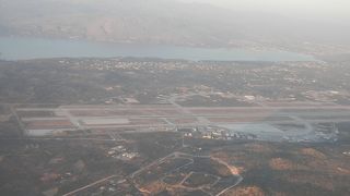 クレタ島のハニア空港は出来たばかりで綺麗な空港でした。