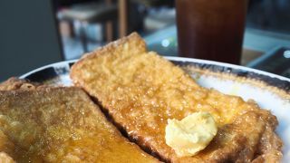 レトロなカフェでフレンチトースト