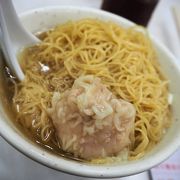 プリプリの海老が入ったワンタン麺